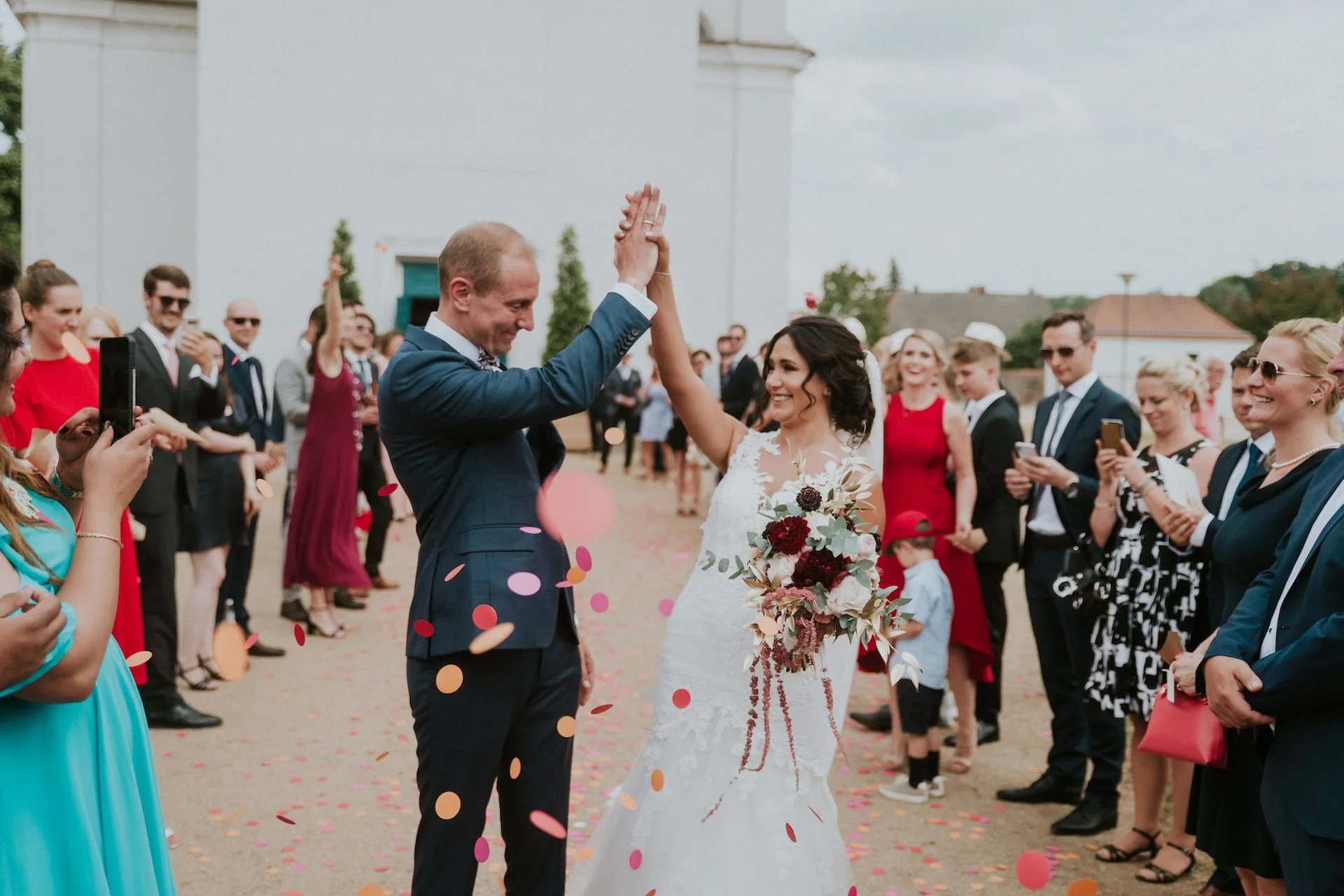 Grand wedding celebration with confetti at Schloss Neuhardenberg
